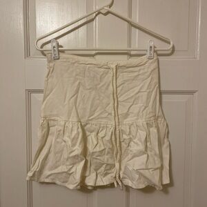 Brandy Melville: White mini skirt